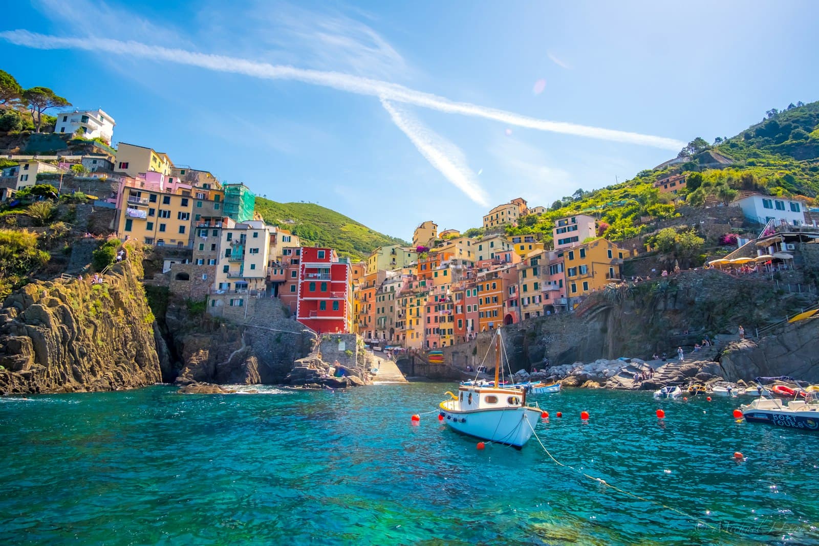 Buntes Cinque-Terre-Dorf hoch über dem Ligurischen Meer