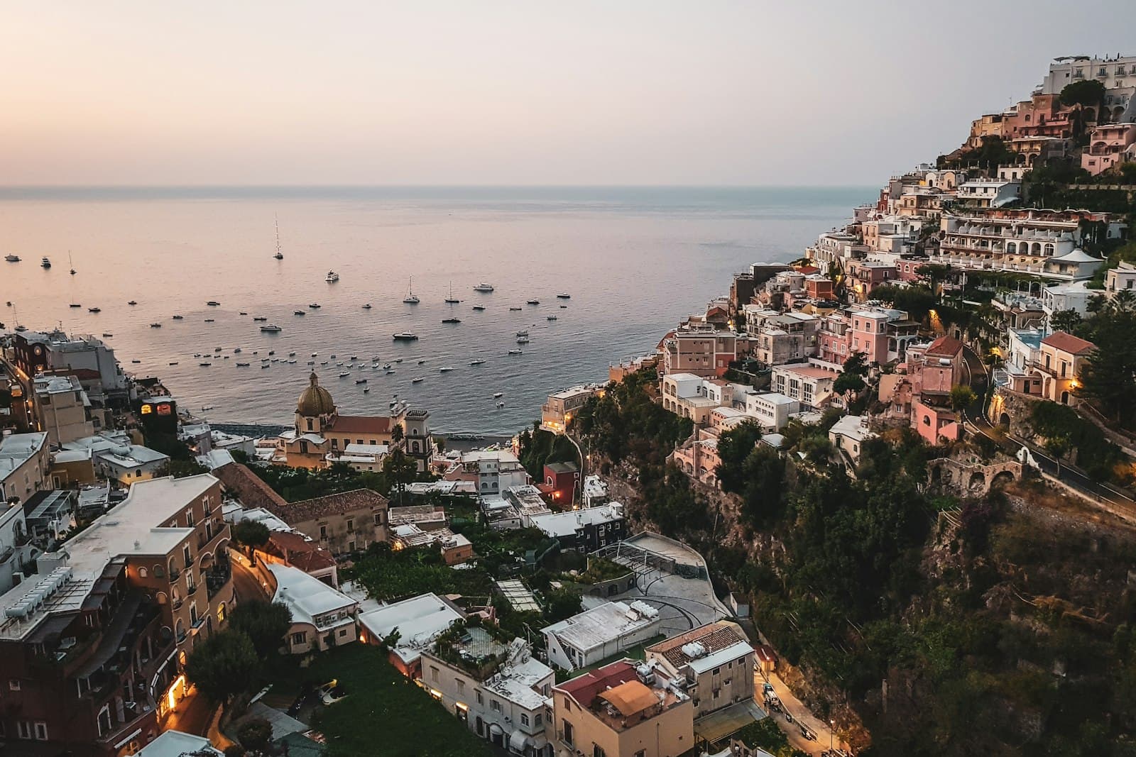 Paar auf einer Panoramaterrasse in Positano an der Amalfiküste