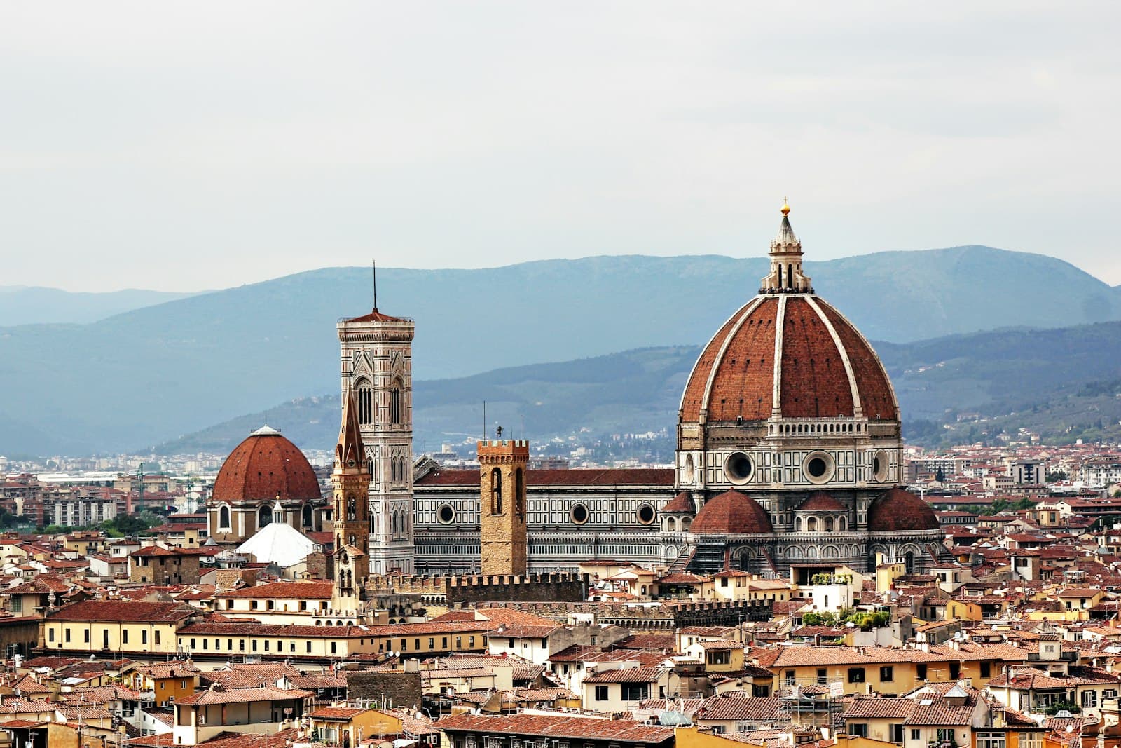 Blick auf Florenz mit der Domkuppel bei Sonnenuntergang vom Piazzale Michelangelo