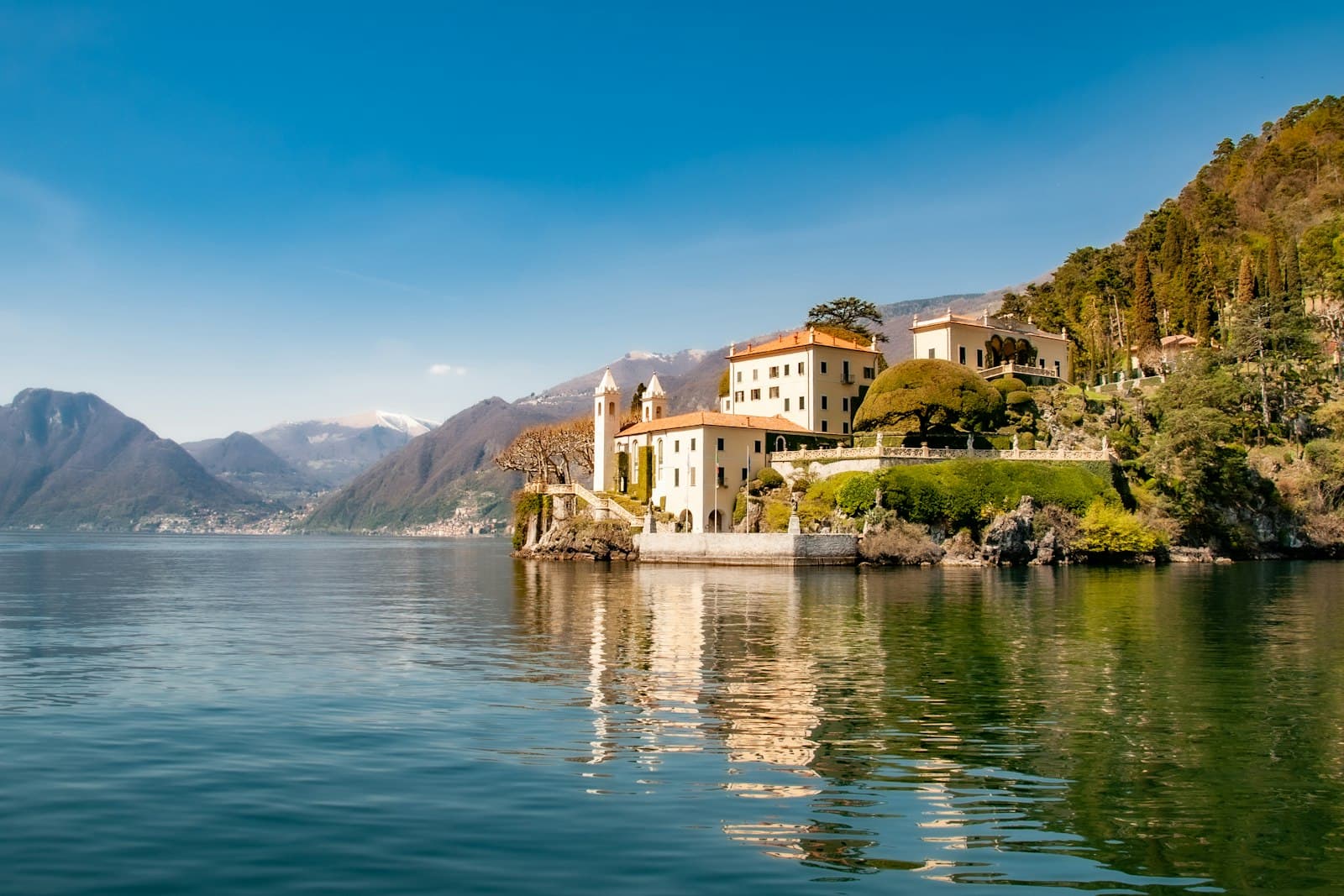 Villa und Gärten mit Blick auf den Comer See zwischen den Bergen