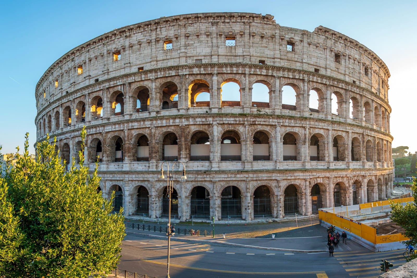 Panoramablick auf Rom bei Sonnenaufgang mit der Kuppel des Petersdoms