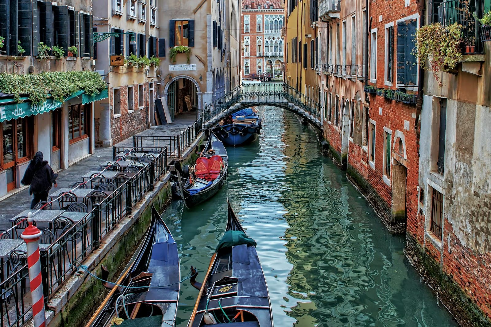 Paar in einer Gondel auf den Kanälen von Venedig bei Sonnenuntergang